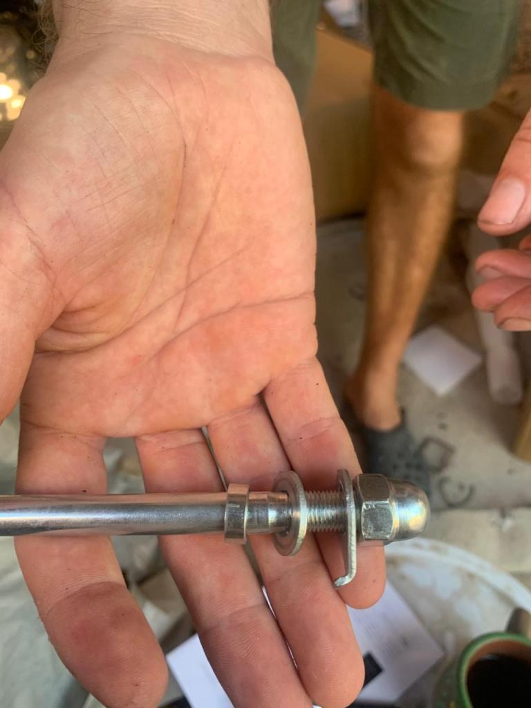 El lado del tornillo que va con el freno