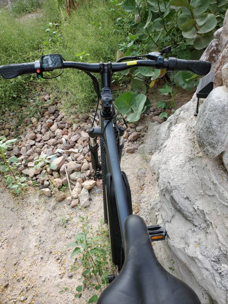 Manubrio de una bicicleta electrica en una adventura padre