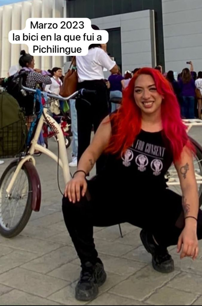 Una chica con cabello rojo y una bicicleta
