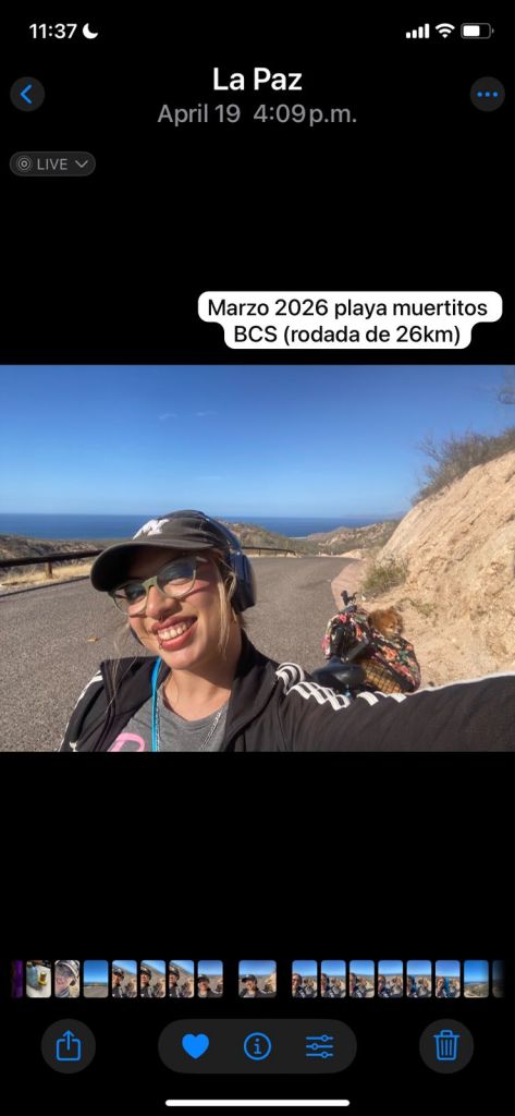 Una chica durante una rodada en ebike de 26 km con su perrito