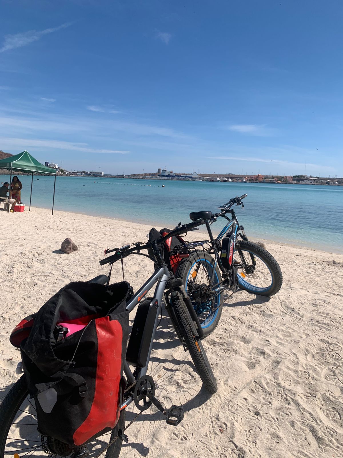 Dos bicicletas electricas en la Playa Pichilingue