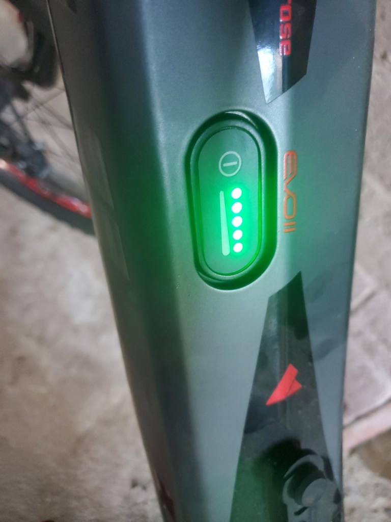 Las luces de la bateria funcionando despues del traabaajo para repararla