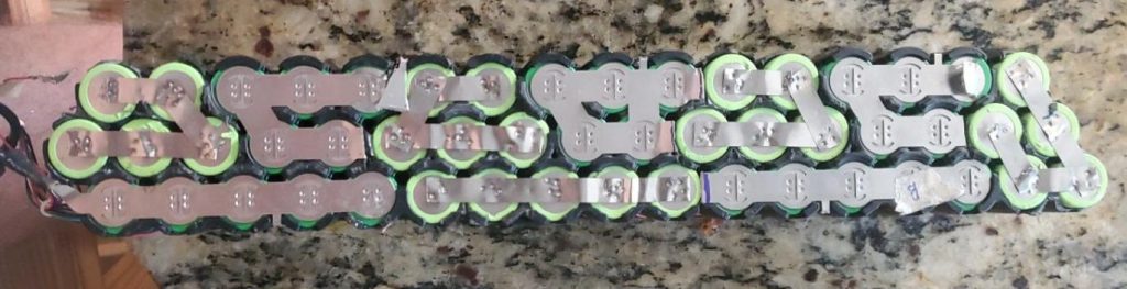 Una batería de una ebike afuera de su cja, listo para arreglar