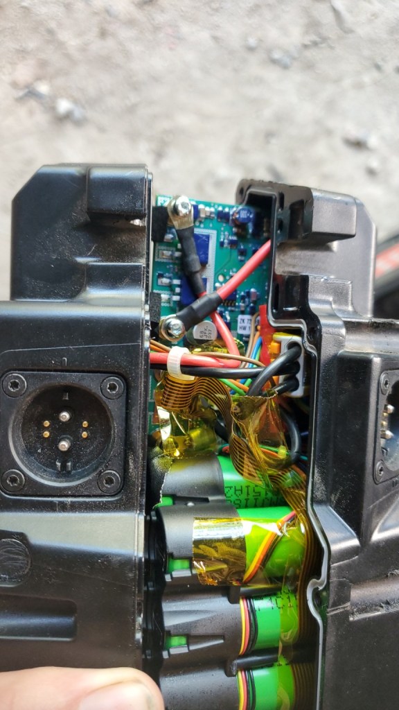 Una bateria de una bicicleta electrica para reparar